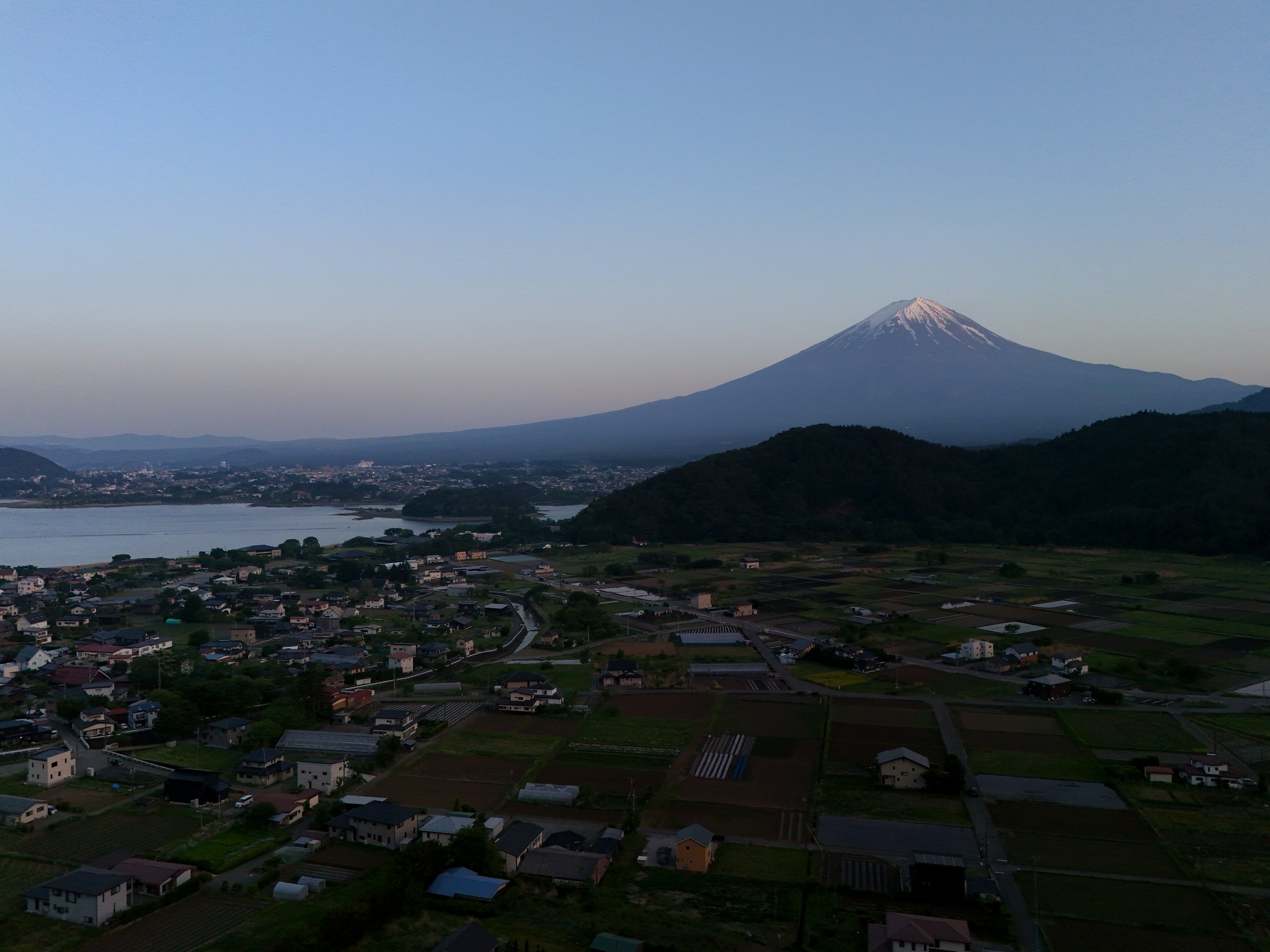 Luftaufnahme des Fuji über einer Stadt- und Seenlandschaft